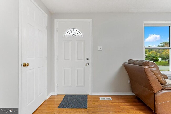 223 Laura Anne Ct in Sterling, VA - Building Photo - Building Photo