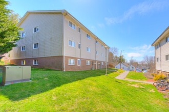 300 McDonald Street Apartments in Blacksburg, VA - Foto de edificio - Building Photo