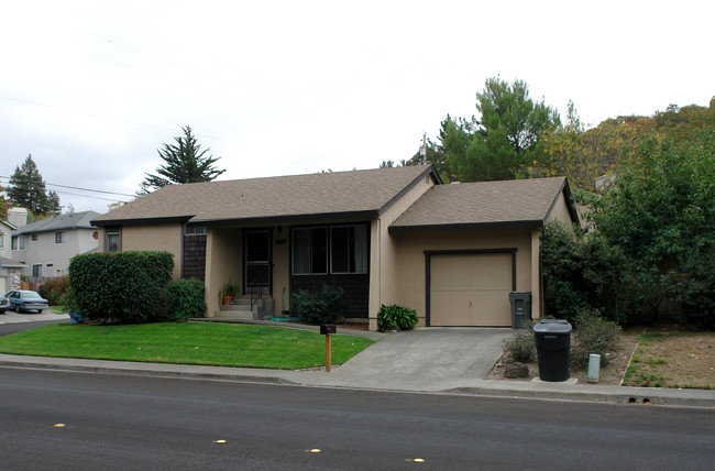 1580 Neotomas Ave in Santa Rosa, CA - Foto de edificio - Building Photo