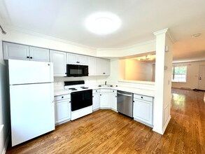 73 Manorwood Dr in Branford, CT - Building Photo - Building Photo