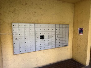 6575 W Oakland Park Blvd in Lauderhill, FL - Foto de edificio - Building Photo