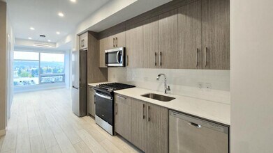 110-18A 18a St NW in Calgary, AB - Building Photo - Building Photo