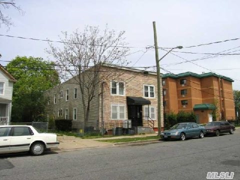 17 Maple Ave in Hempstead, NY - Foto de edificio - Building Photo