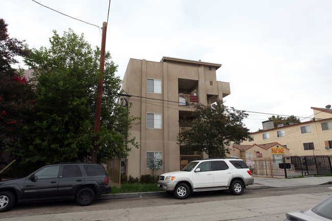 7308 Canby Ave in Reseda, CA - Building Photo - Building Photo