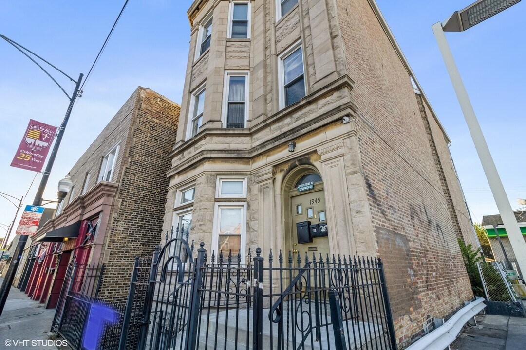 1945 W Cermak Rd-Unit -1 in Chicago, IL - Building Photo