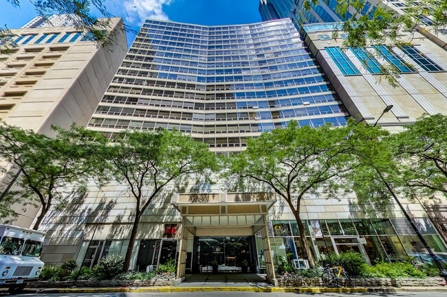 110 E Delaware Pl, Unit 1002 in Chicago, IL - Foto de edificio - Building Photo