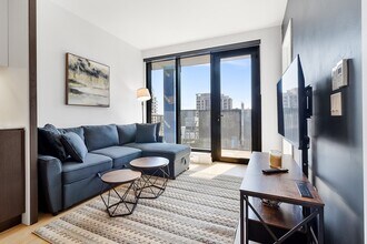 2060 Rue Peel in Montréal, QC - Building Photo - Building Photo