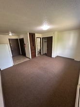 320 Oak Ave N in Thief River Falls, MN - Building Photo - Building Photo