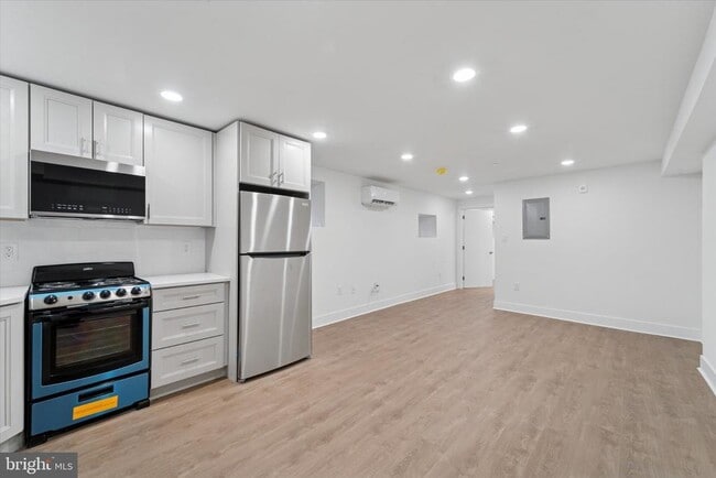 property at 812 W Roosevelt Blvd