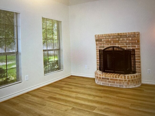 316 W Anderson St, Unit 100 in Weatherford, TX - Building Photo - Building Photo