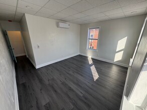 1527 Tasker St, Unit 3rd Floor in Philadelphia, PA - Building Photo - Building Photo