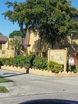 5845 Blueberry Ct in Lauderhill, FL - Building Photo