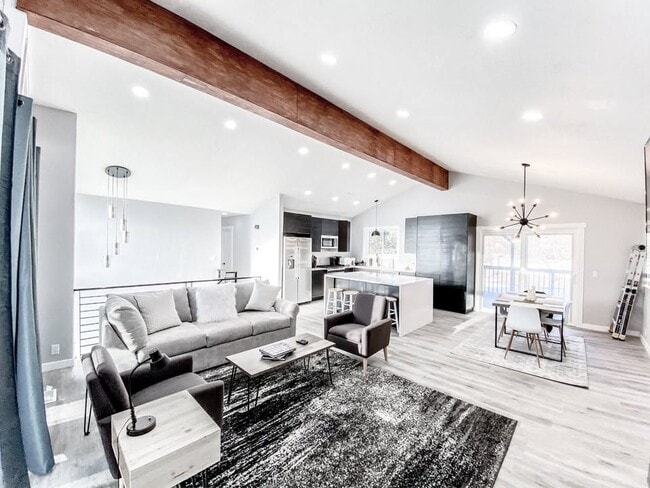 9483 S Buttonwood Dr, Unit 3 - West Bedroom in Sandy, UT - Foto de edificio - Building Photo