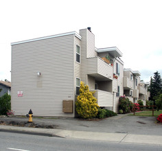 Wildwood Apartments in Everett, WA - Building Photo - Building Photo