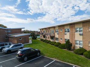 Ocean Harbor Club Apartments in Oceanside, NY - Building Photo - Building Photo