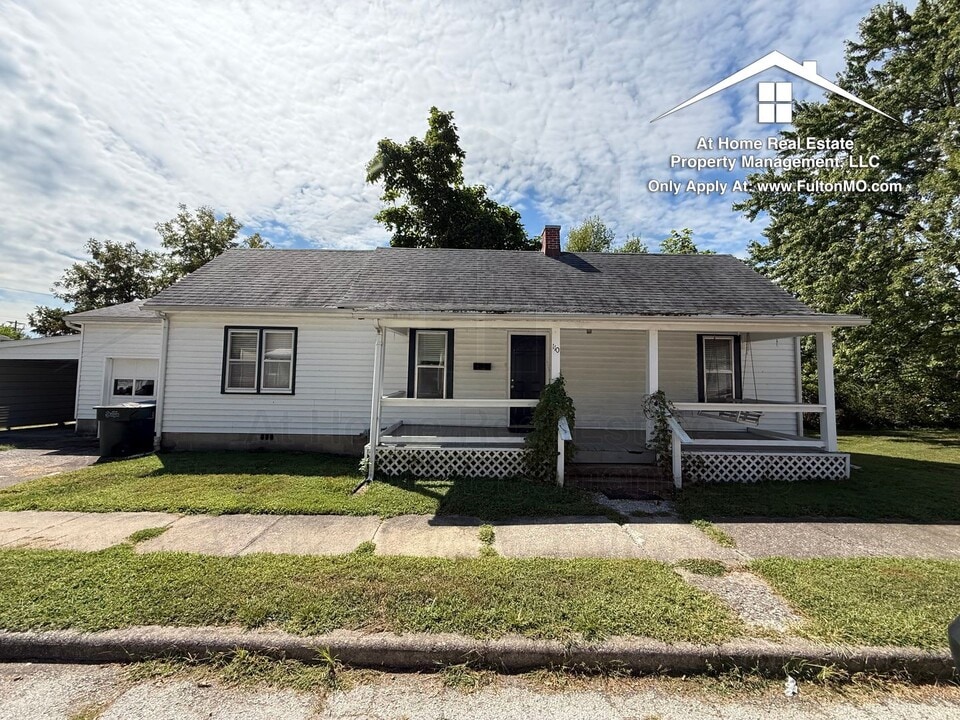 110 W 3rd St in Fulton, MO - Building Photo