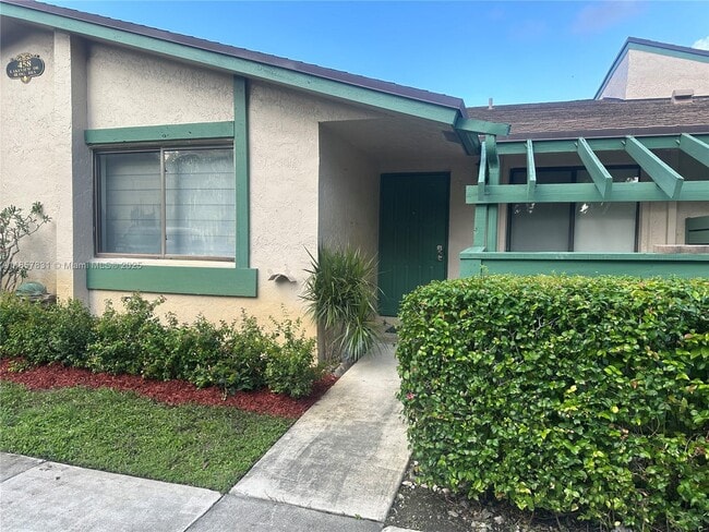 458 Lakeview Dr in Weston, FL - Building Photo - Building Photo