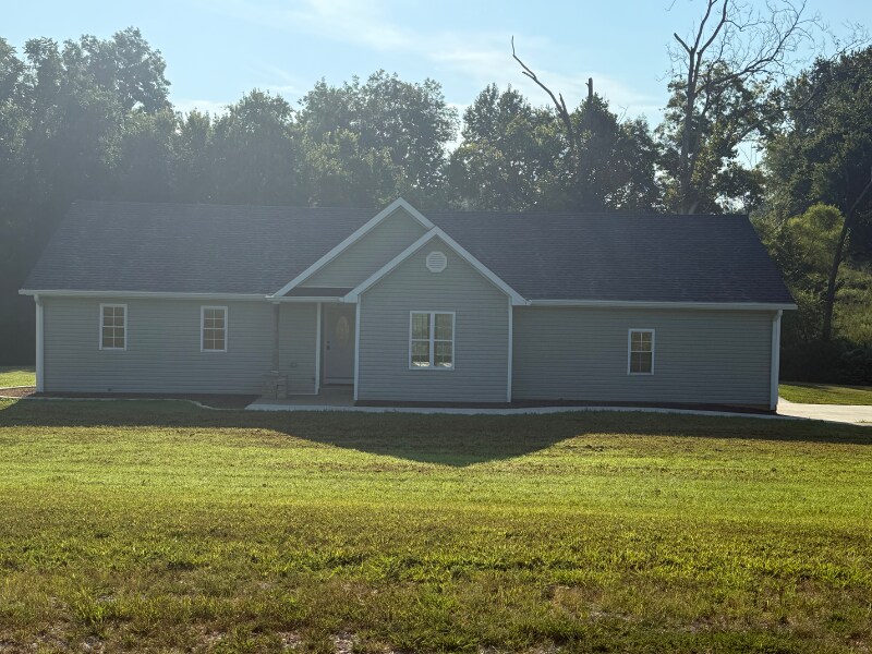 135 John Anderson Dr in Lewisport, KY - Foto de edificio