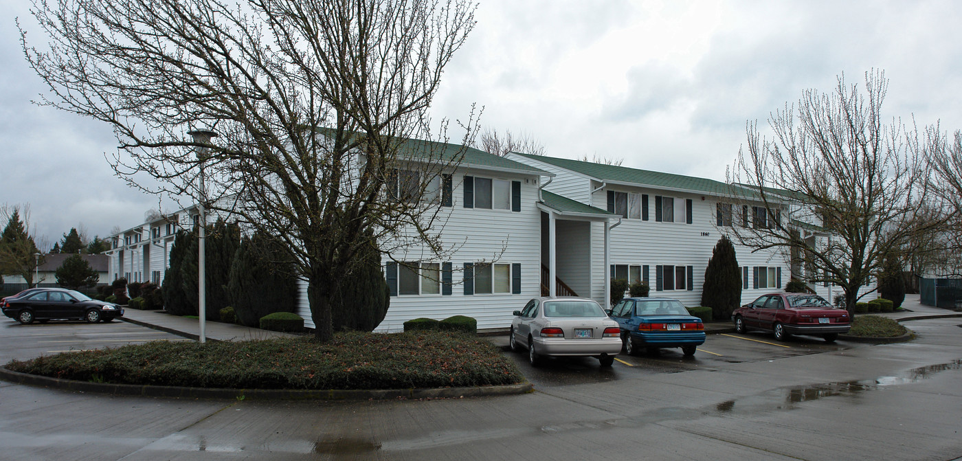 Queen Oaks in Albany, OR - Building Photo