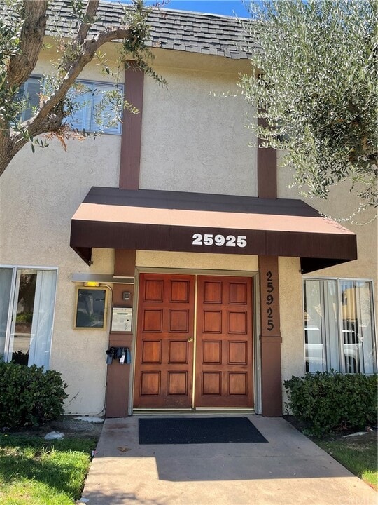 25925 Narbonne Ave in Lomita, CA - Building Photo