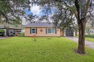 6713 Barney Rd in Houston, TX - Building Photo