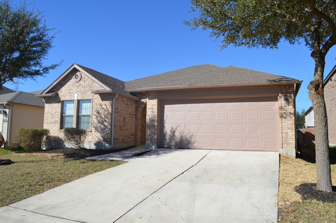 7515 Escada Crest in San Antonio, TX - Building Photo