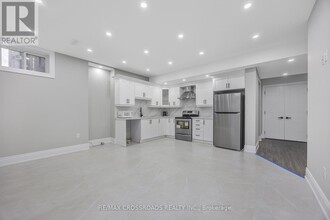 5 Frolick Crescent in Toronto, ON - Building Photo - Building Photo