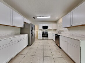 2360 Cherokee Cove Trl in Jacksonville, FL - Foto de edificio - Building Photo