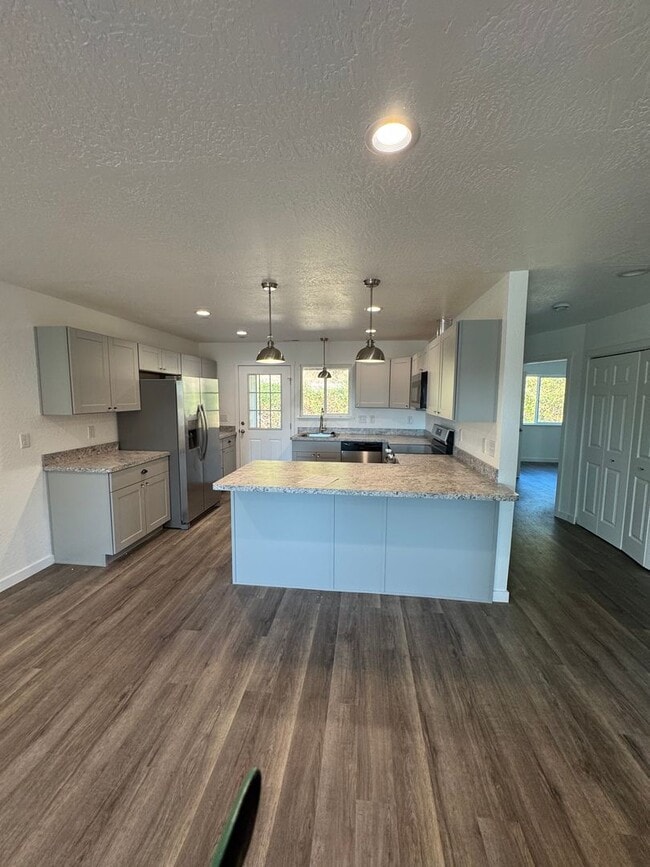 486-488 NE Housley Ave in Roseburg, OR - Building Photo - Building Photo