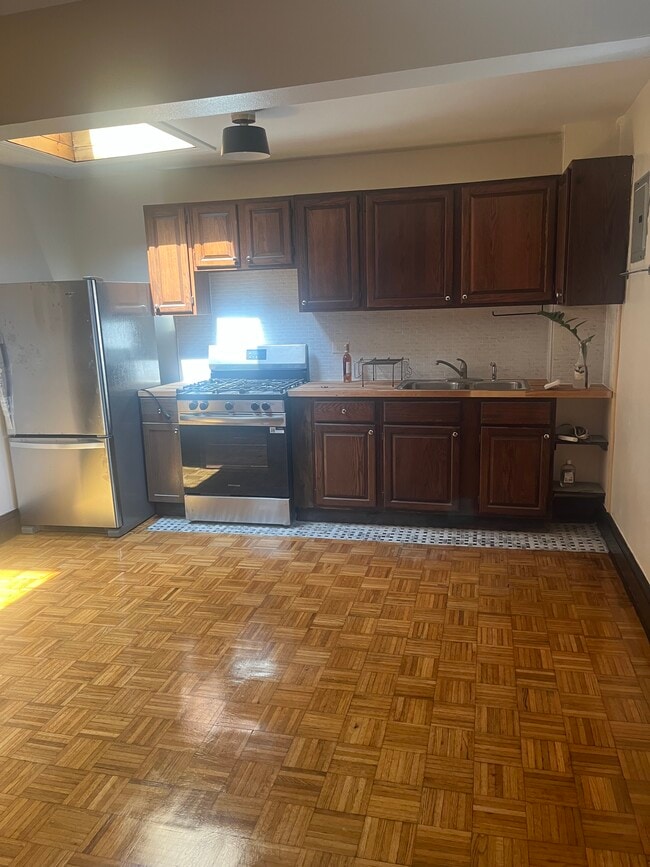 582 Saint Marks Ave, Unit 4 in Brooklyn, NY - Building Photo - Building Photo