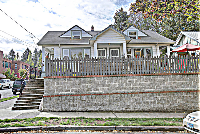 2346 SE Pine St in Portland, OR - Building Photo - Building Photo