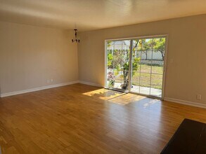 7025 Madrone Ave in San Diego, CA - Foto de edificio - Building Photo