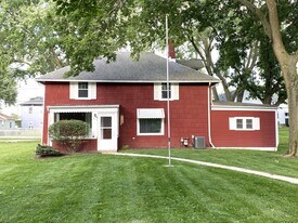 255 Oak St in Hampshire, IL - Building Photo