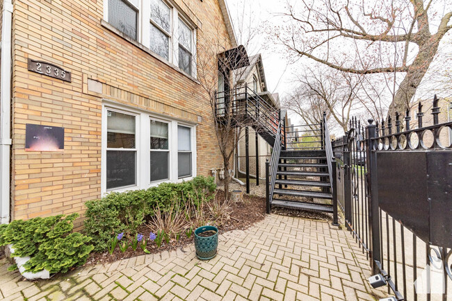 2335 W Moffat St in Chicago, IL - Building Photo - Building Photo