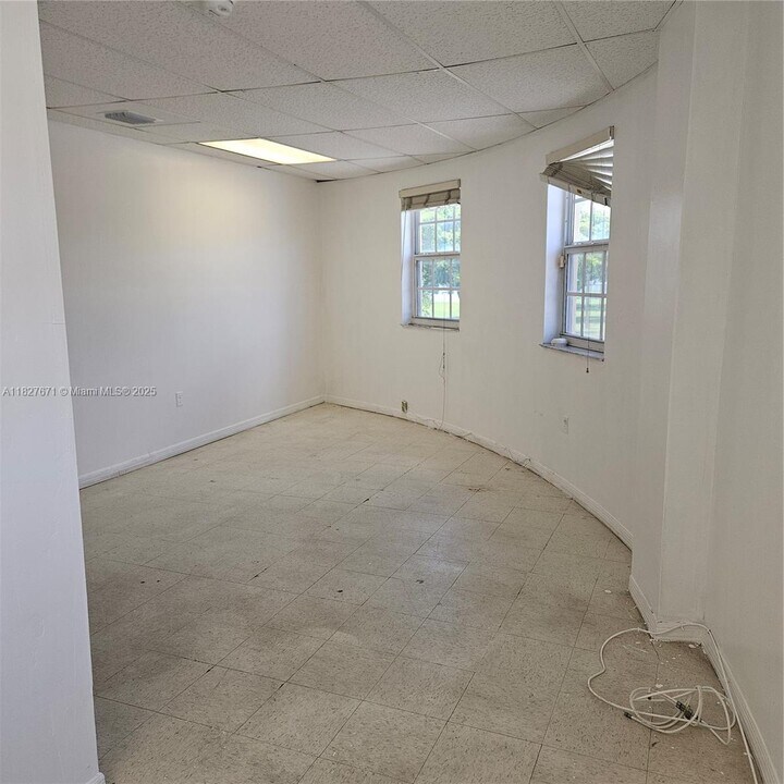 6087 NW 17th Ave in Miami, FL - Building Photo