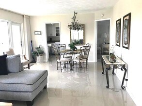 3201 SE 12th St in Pompano Beach, FL - Foto de edificio - Building Photo