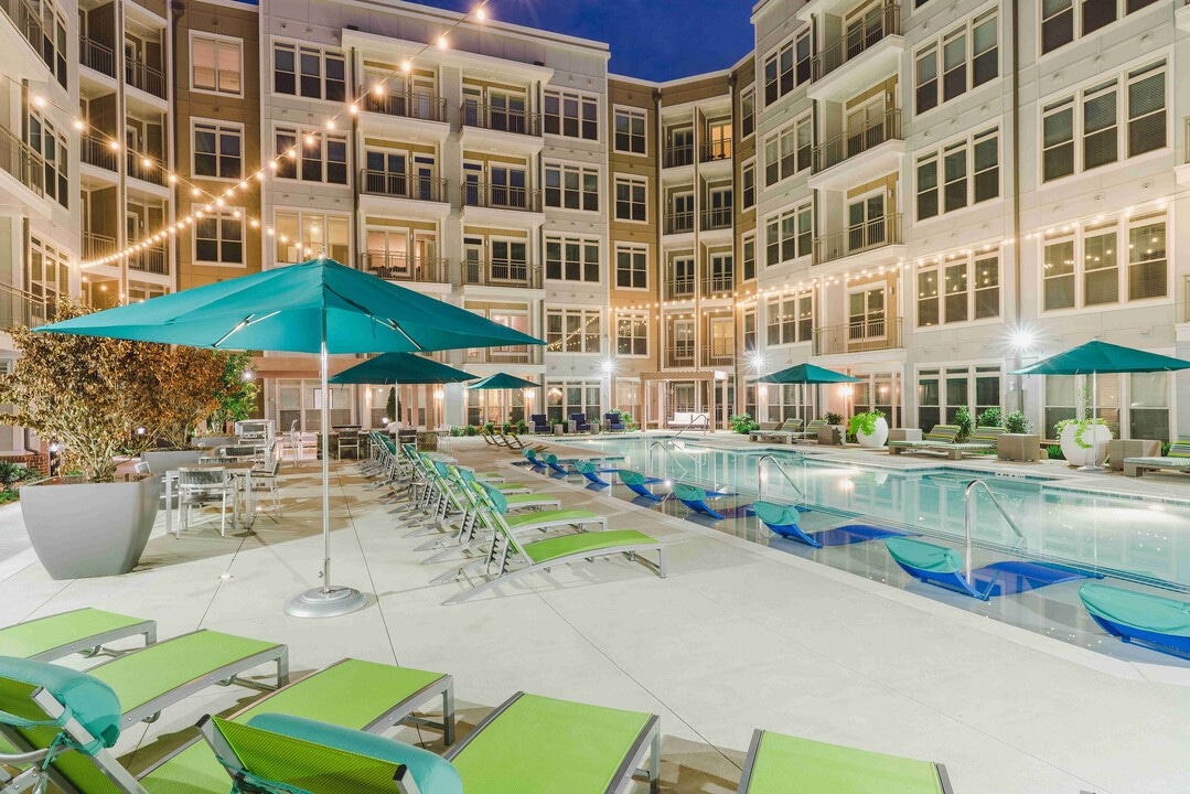 Alexan Buckhead Village in Atlanta, GA - Foto de edificio