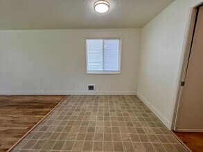10721 SE Bush St in Portland, OR - Building Photo - Building Photo