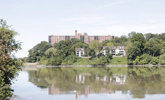 Scarborough Manor in Ossining, NY - Foto de edificio - Building Photo