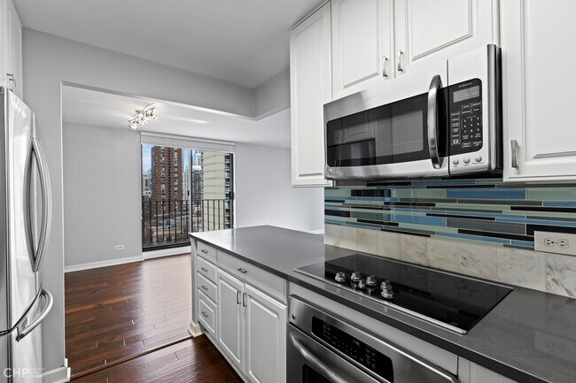 70 W Huron St, Unit 1302 in Chicago, IL - Building Photo - Building Photo
