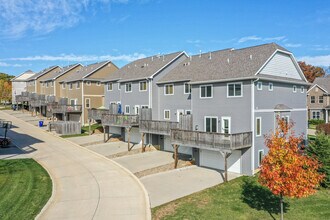 Cardinal Pointe in Iowa City, IA - Building Photo - Building Photo