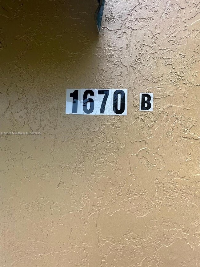 1670 Harding St in Hollywood, FL - Foto de edificio - Building Photo