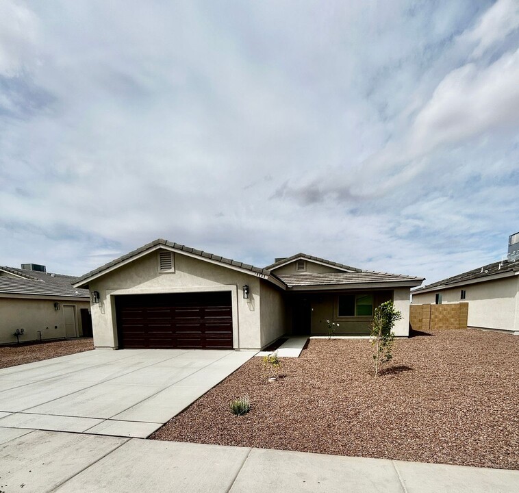 10252 E 33rd St in Yuma, AZ - Building Photo