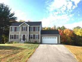 27 Nesenkeag Dr in Litchfield, NH - Building Photo