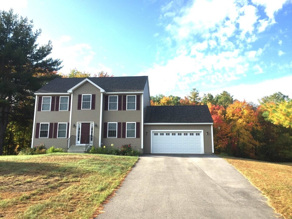27 Nesenkeag Dr in Litchfield, NH - Building Photo