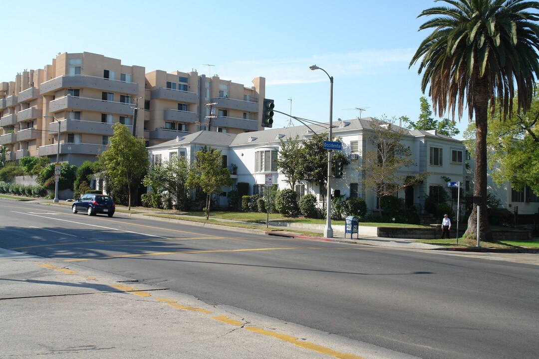 2828 W 3rd St in Los Angeles, CA - Building Photo