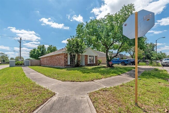 9403 Bollingbrook Dr in Houston, TX - Building Photo - Building Photo