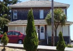 284 S 10th St in Coos Bay, OR - Building Photo