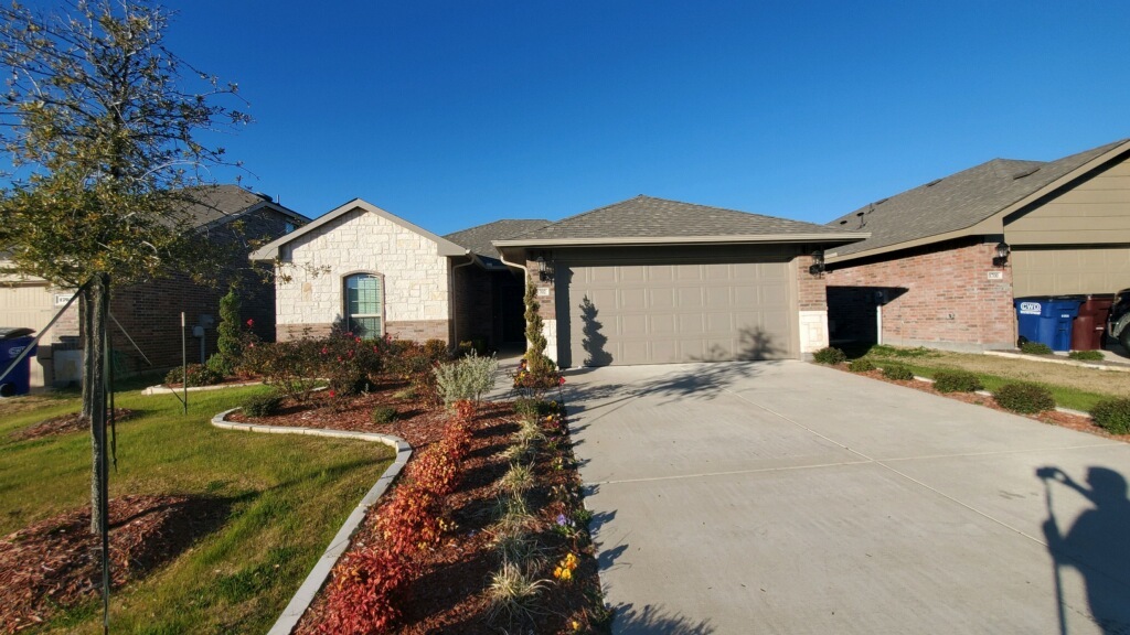 1702 Yale St in Farmersville, TX - Building Photo