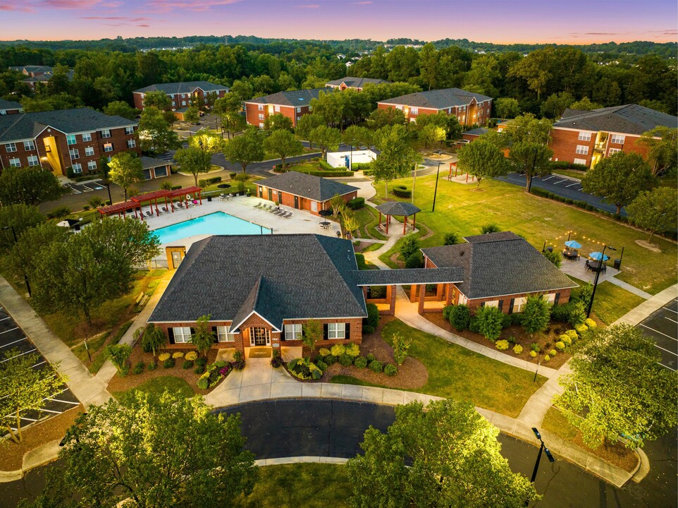 Laurel Springs in High Point, NC - Foto de edificio